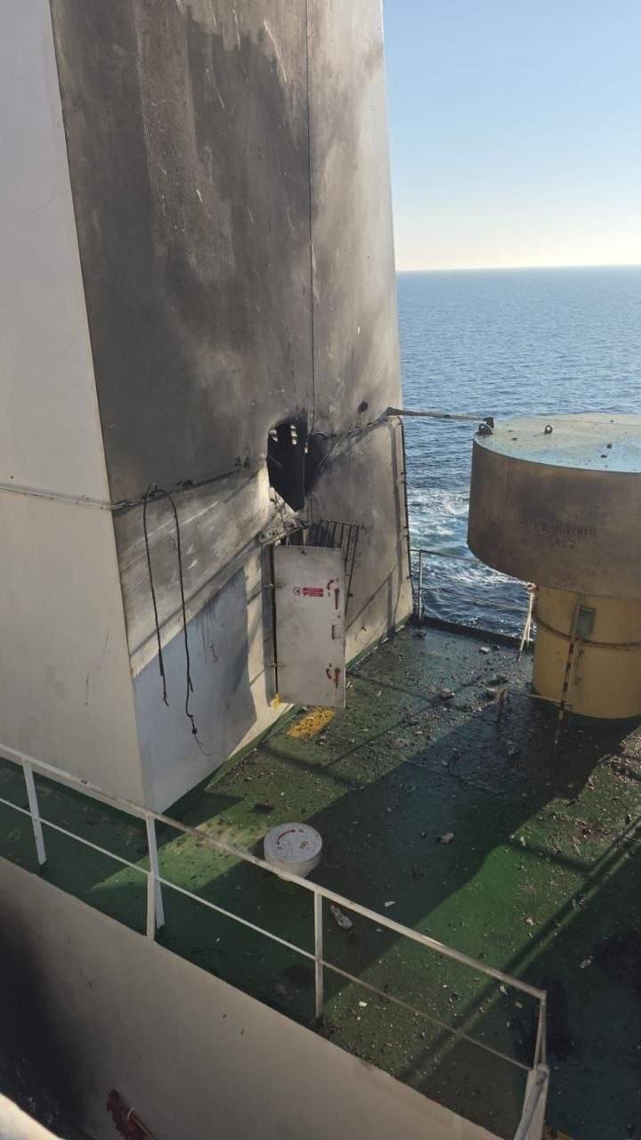 Повреждено судно в порту и уничтожены автобусы: РФ массированно ударила по Одесской области